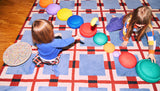 Kinder bauen eine Straße aus Stapelstein Original und Inside rainbow