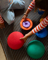 Zwei Kinder spielen mit Inside rainbow classic