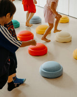 Kinder in der Kita spielen mit Stapelstein Original