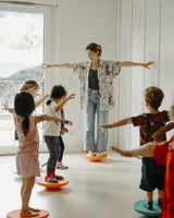 Kinder balancieren in der Kita auf Stapelstein® Boards