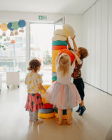 Kinder bauen Turm mit Stapelstein Original