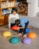 Mama und Kind spielen mit dem Stapelstein® rainnbow classic Versteckspiele