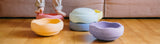 Kind balanciert auf Stapelstein Original rainbow pastel