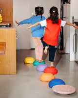 Kinder balancieren über ein Stapelstein® Rainbow Set classic