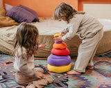 Kinder stapeln einen Turm aus Stapelstein® Elementen