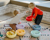 Kinder sortieren im Stapelstein® rainbow pastel Gegenstände nach Farben