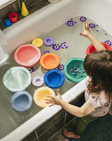 Kind spielt in der Badewanne mit Stapelstein® Inside