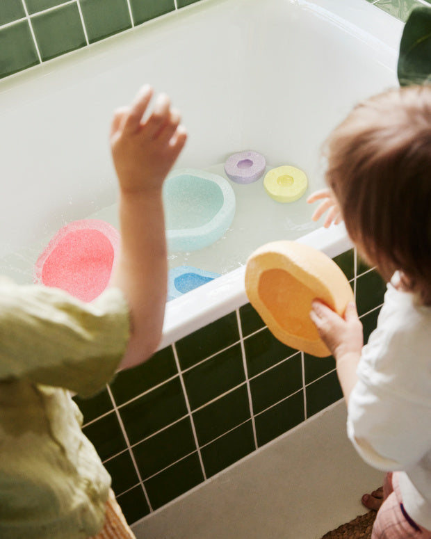 Kinder spielen mit Stapelstein® Inside in der Badewanne