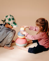 Kinder bauen eine Skulptur aus Stapelstein® Inside