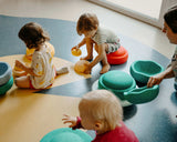 Kinder spielen in der Kita mit verschiedenen Stapelstein® Elementen