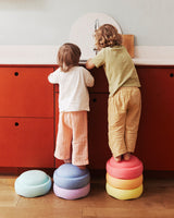 Zwei Kinder verwenden Original rainbow pastel als Hocker