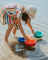 Kind spielt mit Inside Elementen im Wasser