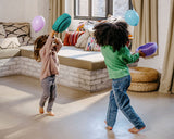 Kinder spielen Werfen und Fangen mit Stapelstein® Elementen und Luftballons