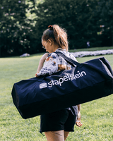 Frau transportiert eine Stapelstein bag